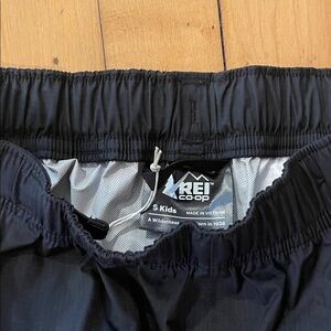 REI Co-op Kids Black rain pants SIZE S